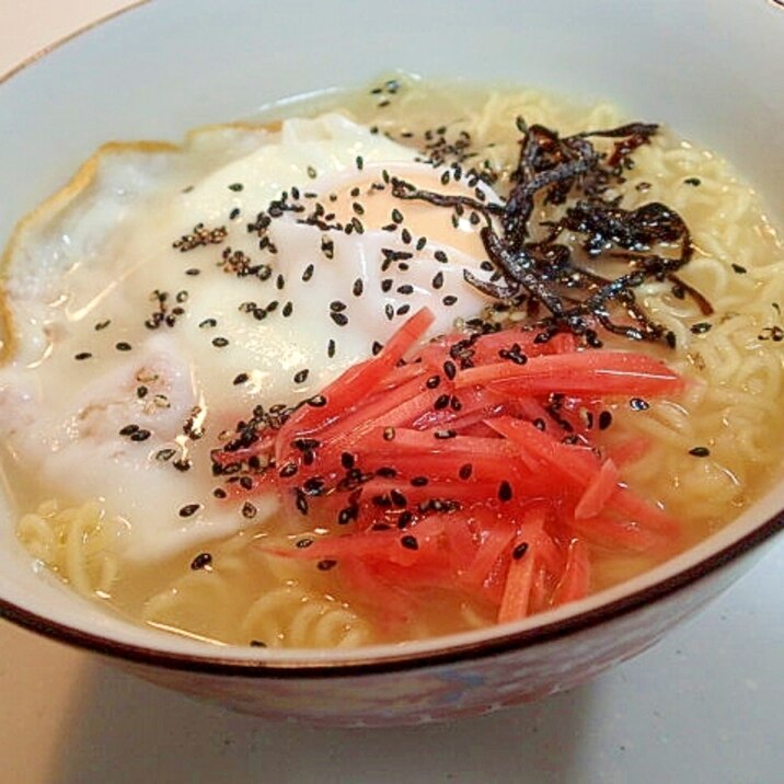 目玉焼きと紅生姜と塩昆布の胡麻かけ豚骨ラーメン